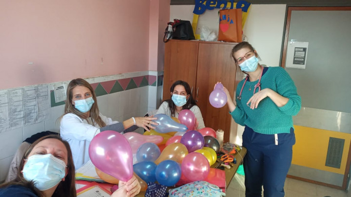 // Compartir una alegr&iacute;a // de la Sala 5 para la comunidad hospitalaria