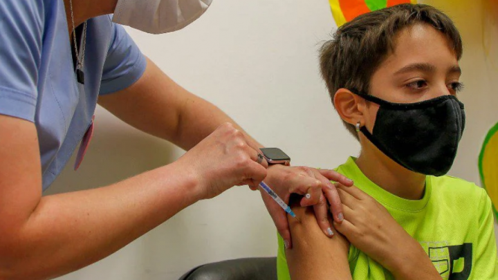 En todos los vacunatorios de la ciudad empez&oacute; la campa&ntilde;a de Vacunaci&oacute;n COVID-19 para ni&ntilde;os y ni&ntilde;as