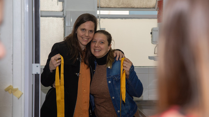 Las m�dicas neonat�logas Gisela Giorgio y Daiana Battauz celabrando la apertura de un espacio para e