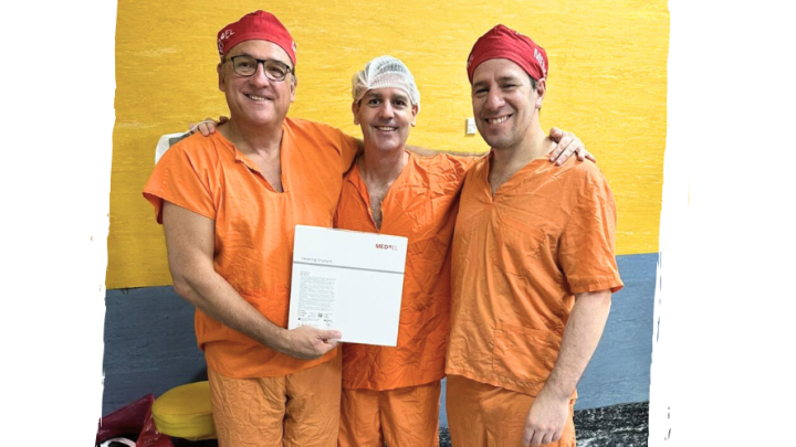 der a izq: Carlos Albornoz (jefes del Servicio), Emilio Bertozzi y Mart�n Ota�o