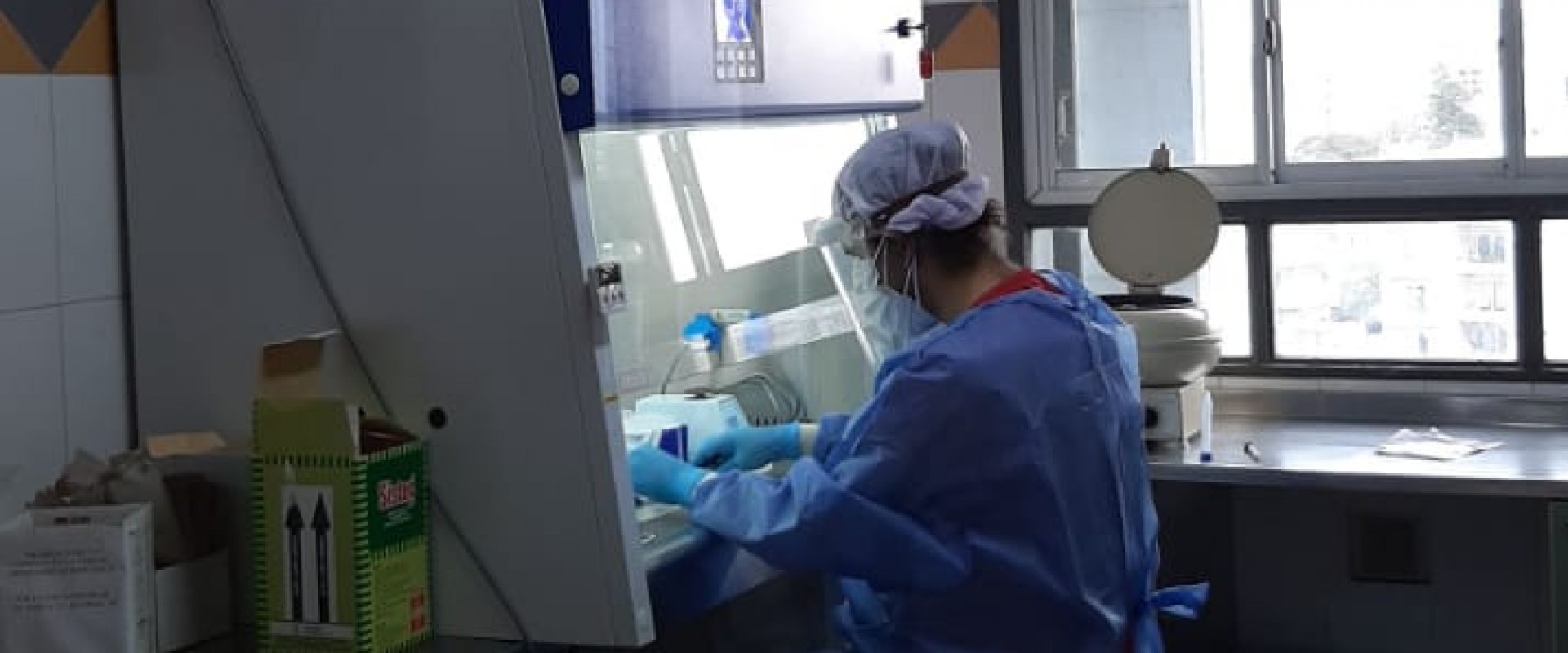 En el Laboratorio central del HMISR se procesan muestras para detecci&oacute;n de Sars-COV-2