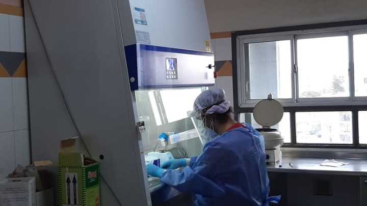 En el Laboratorio central del HMISR se procesan muestras para detecci&oacute;n de Sars-COV-2