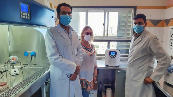 Entrega de Microcentr&iacute;fuga al Laboratorio An&aacute;lisis Cl&iacute;nicos del Hospital