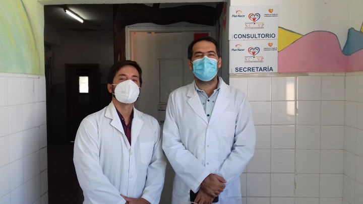 El Director del HMISR, el bioingeniero Germ�n Hirigoyen, junto con el Dr. Juan Ail�n